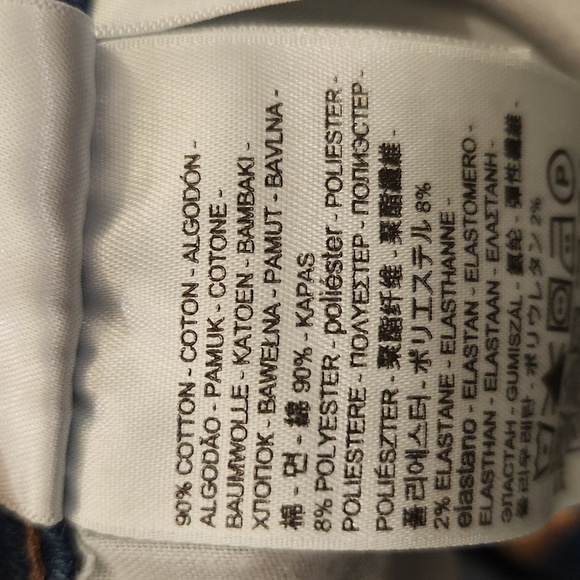 Medium wash Levi's jean shorts size 33! - Picture 4 of 11